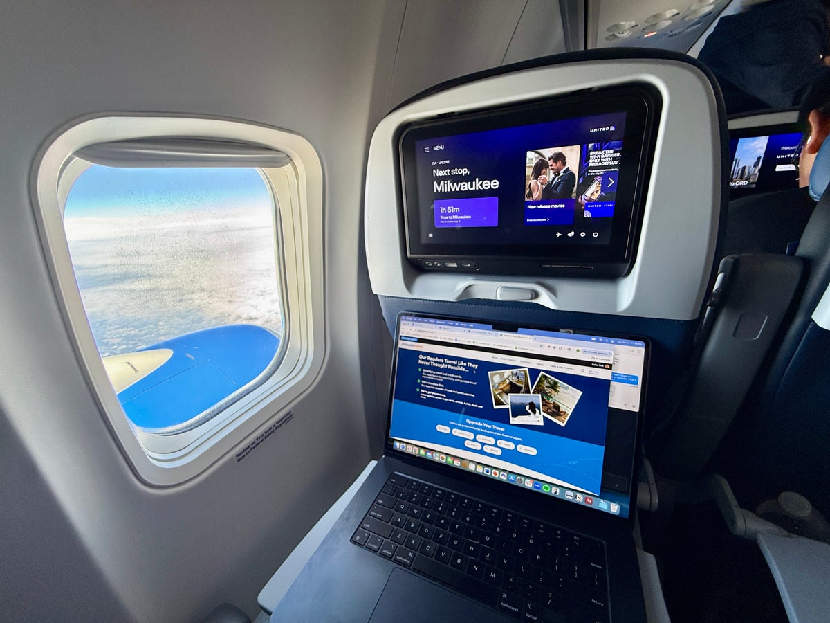 United Starlink Flight Computer IFE Window Wide Angle