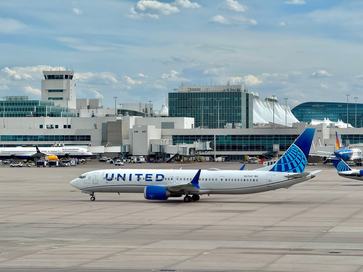 United and Icelandair at DEN