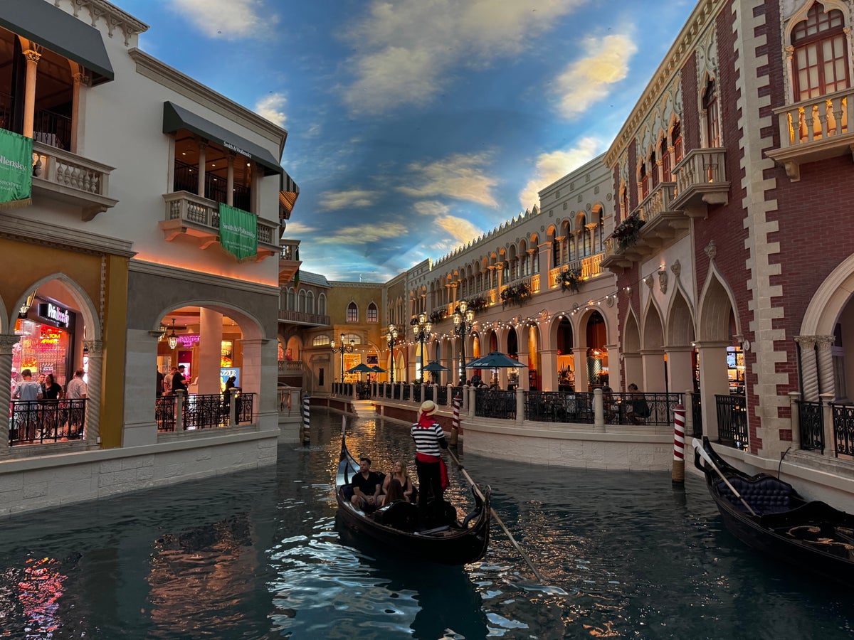 The 29 Best Things To Do in Las Vegas [Free Attractions, Kid-Friendly & Day Trips]