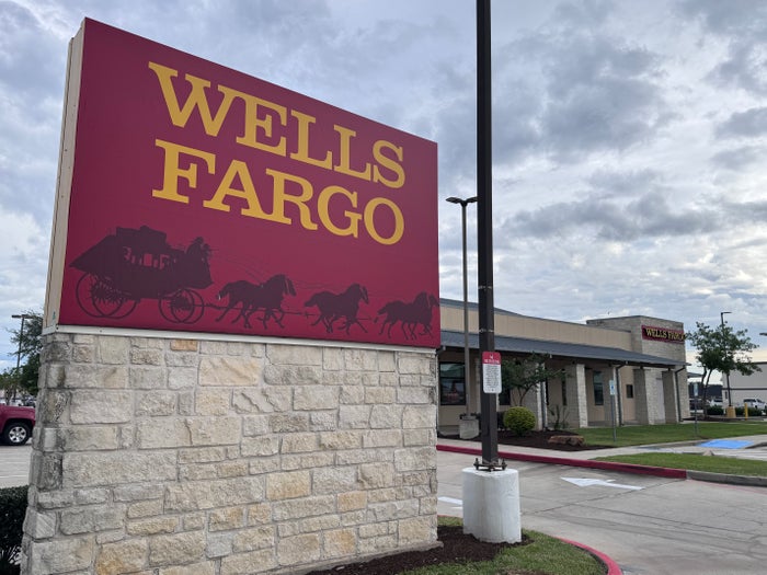 Wells Fargo Spring TX sign