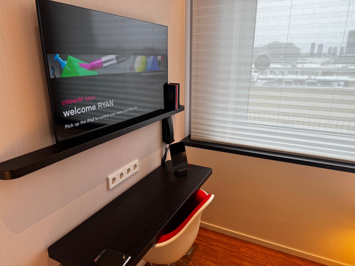 citizenM Copenhagen Radhuspladsen bedroom TV desk