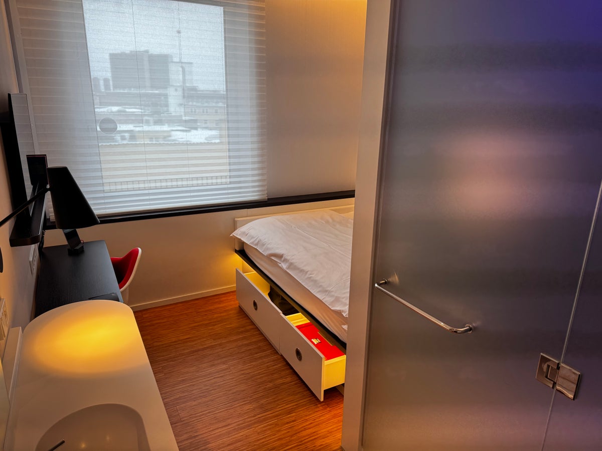 citizenM Copenhagen Radhuspladsen bedroom setup