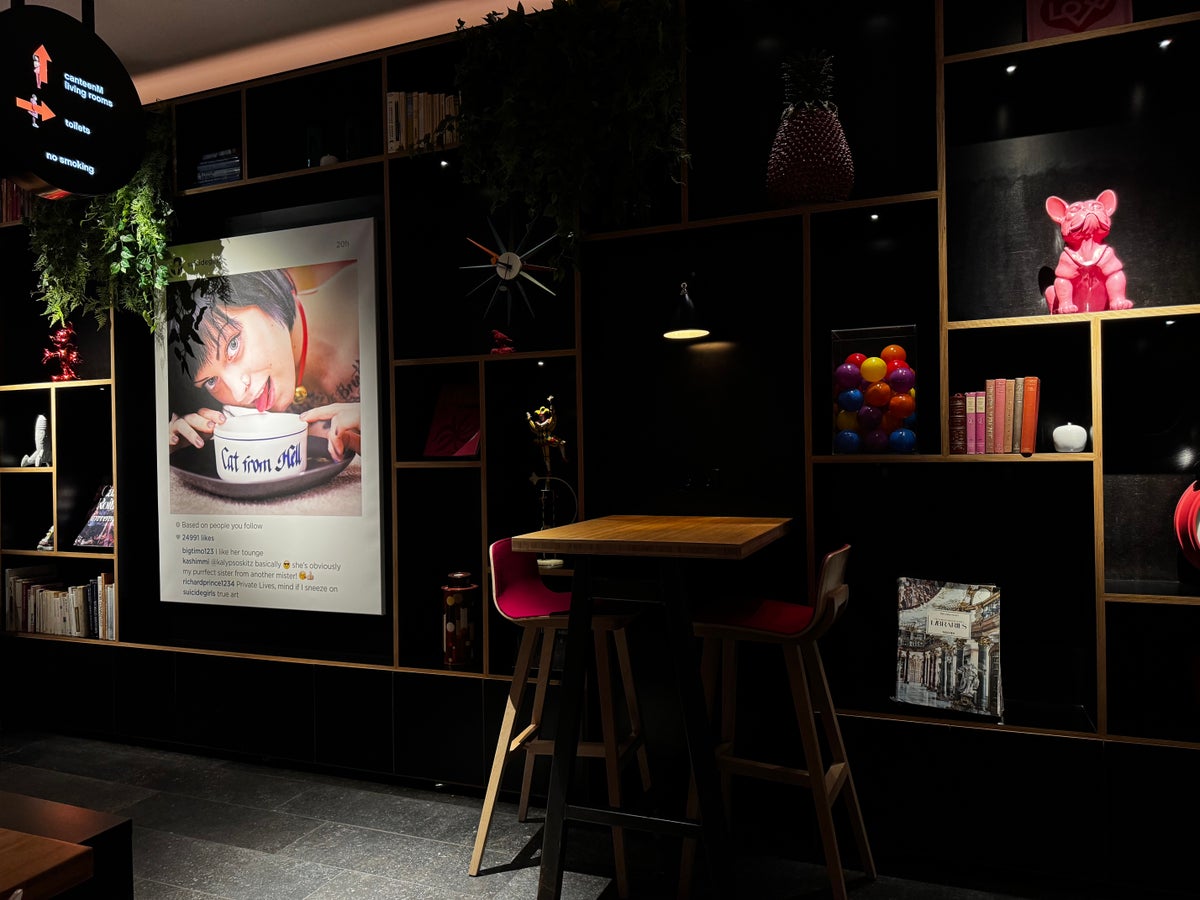 citizenM Copenhagen Radhuspladsen lobby art