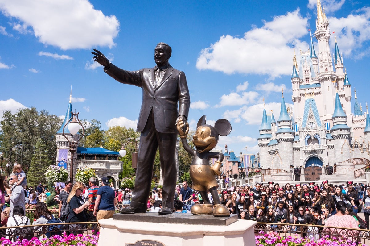 How To Visit Disney World for Cheap Using Points & Miles [2024]