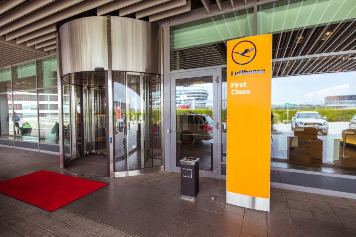 Entrada a la terminal de primera clase de Lufthansa en Fráncfort