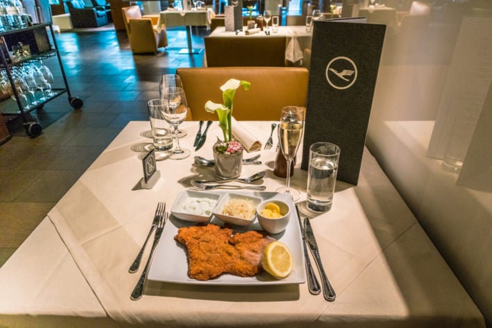 Dîner à l'aérogare de première classe de Lufthansa