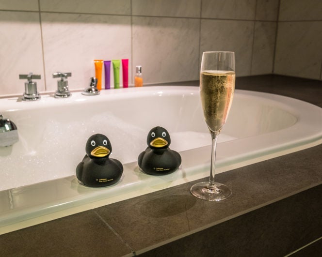 Koupel a šampaňské v terminálu první třídy společnosti Lufthansa