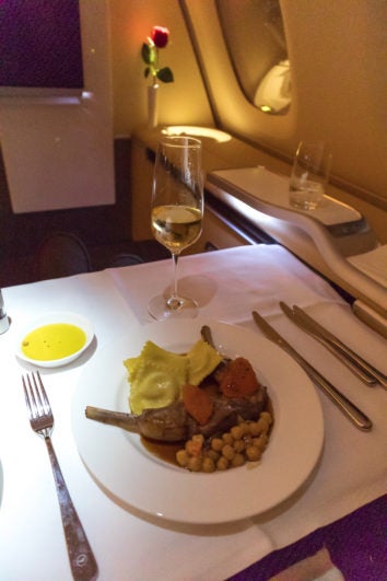 Hlavní jídlo v první třídě Airbusu A380 společnosti Lufthansa