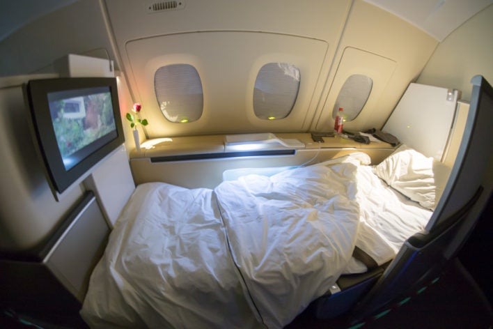 Łóżko w Pierwszej Klasie Airbusa A380 Lufthansy