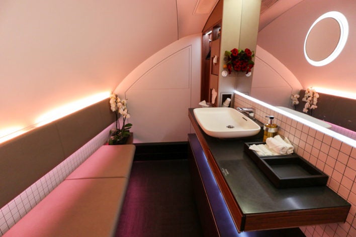 A380 di Qatar Airways Prima Classe bagno