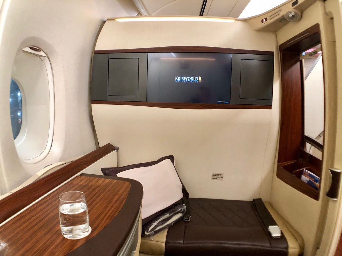 Singapore Airlines First Class Suites JFK to Frankfurt - Seat 2A and TV