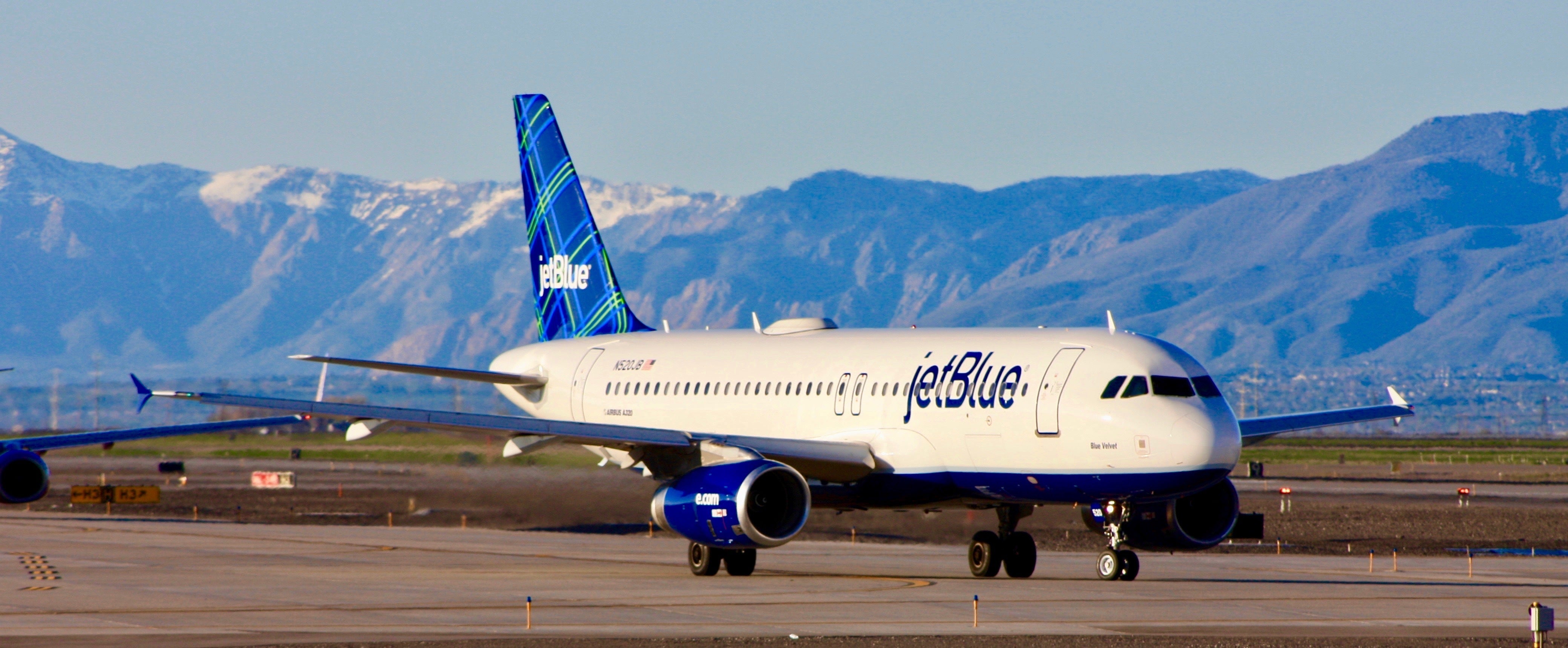 jetblue-plane-geometrical-and-dotted-prints