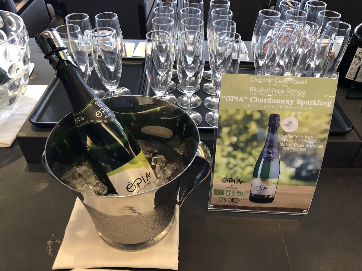 Alcohol-free self-service wine in Japan Airlines First Class Lounge