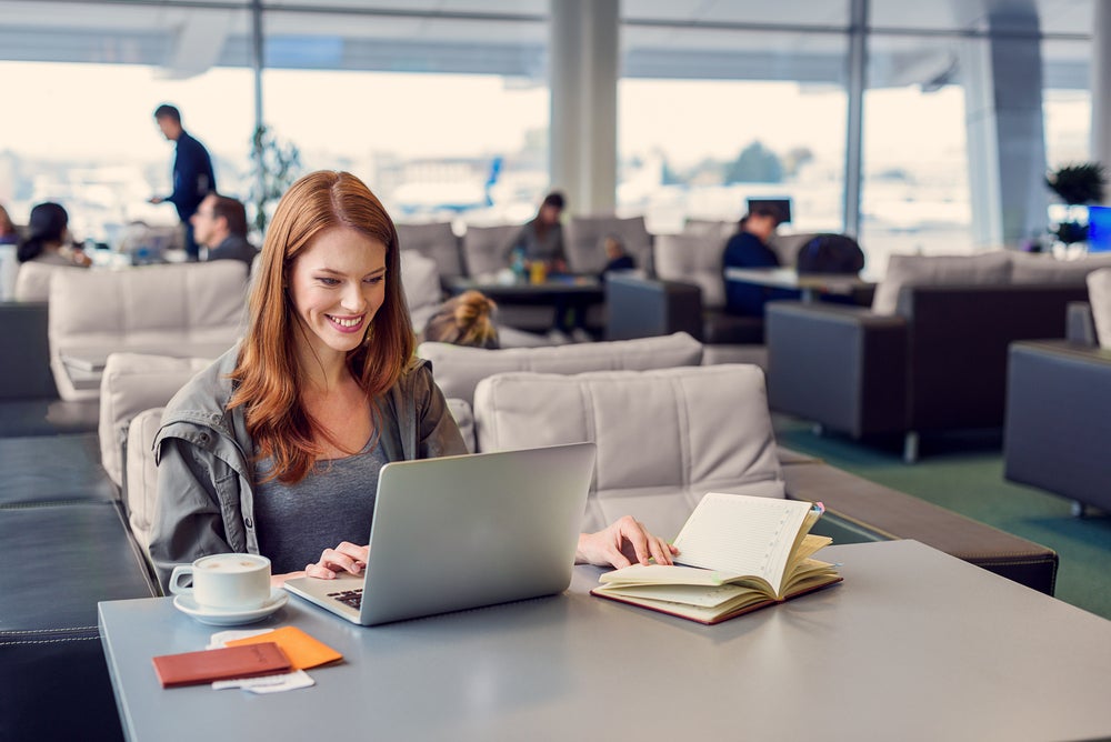 Frau arbeitet in Flughafen-Lounge