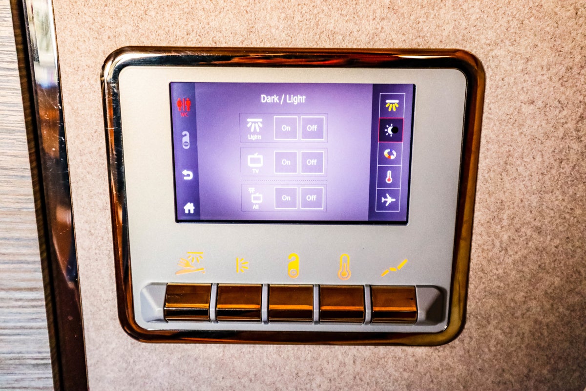 Emirates First Class Game Changer - Light Controls