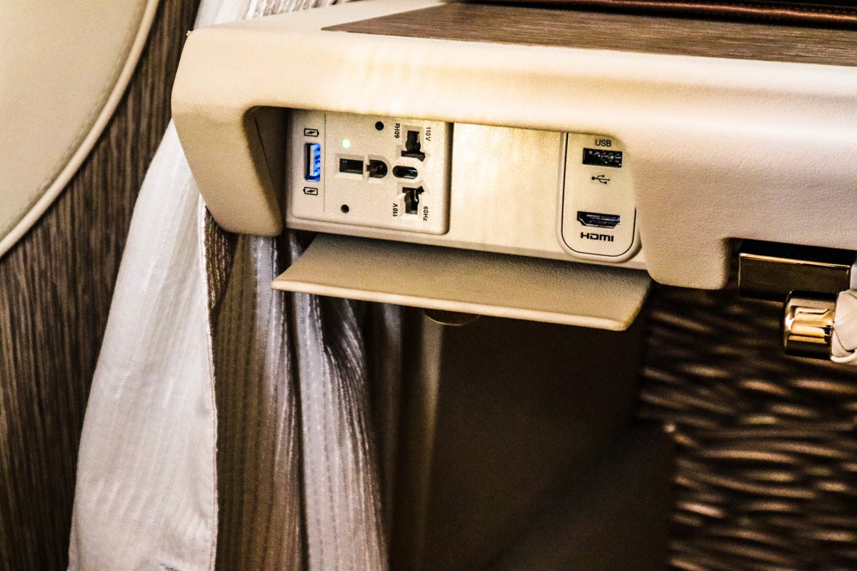 Emirates First Class Game Changer - Plugs and Power Supply