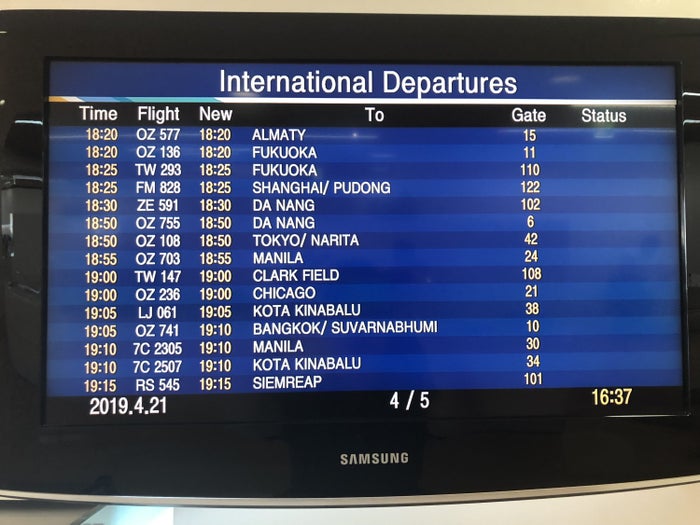 Korean Air business class lounge flight screen