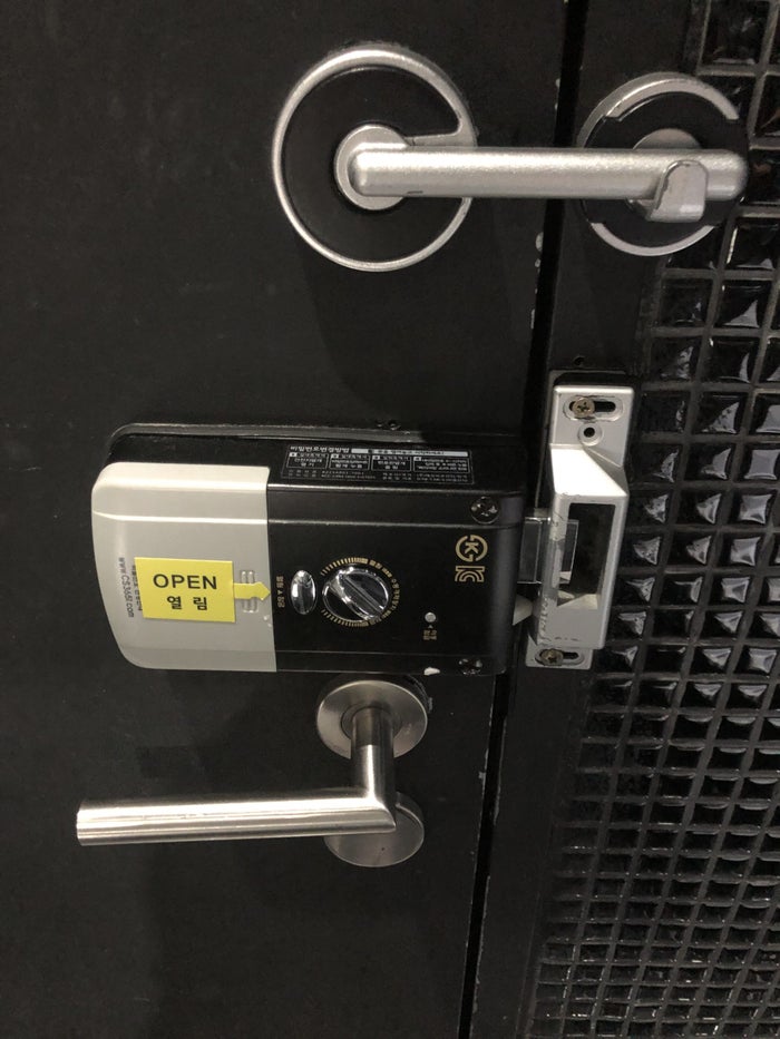 Korean Air business class lounge locking mechanism