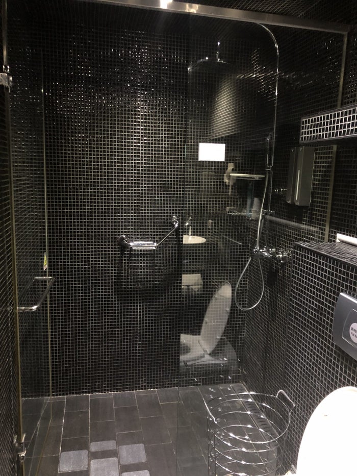 Korean Air business class lounge shower