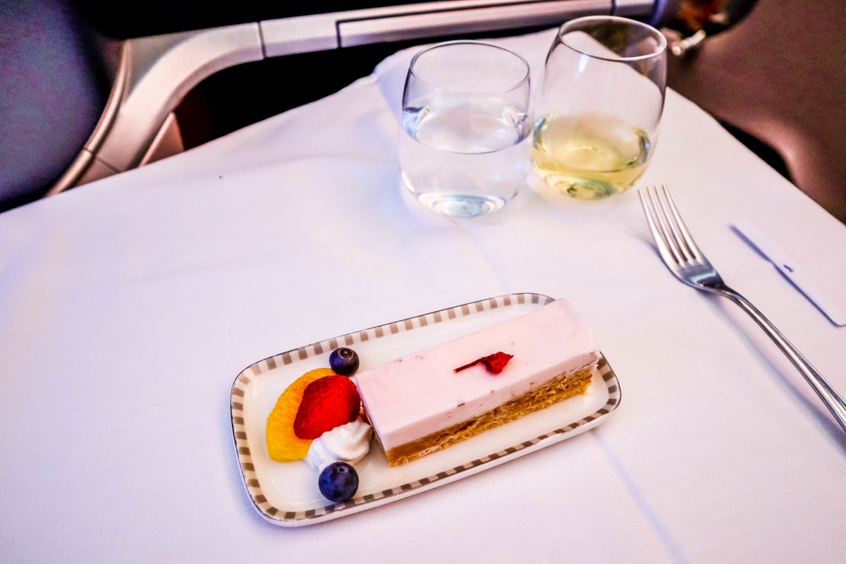 Singapore Airlines B787-10 Regional Business Class: Sakura Tiramisu Cream Cake