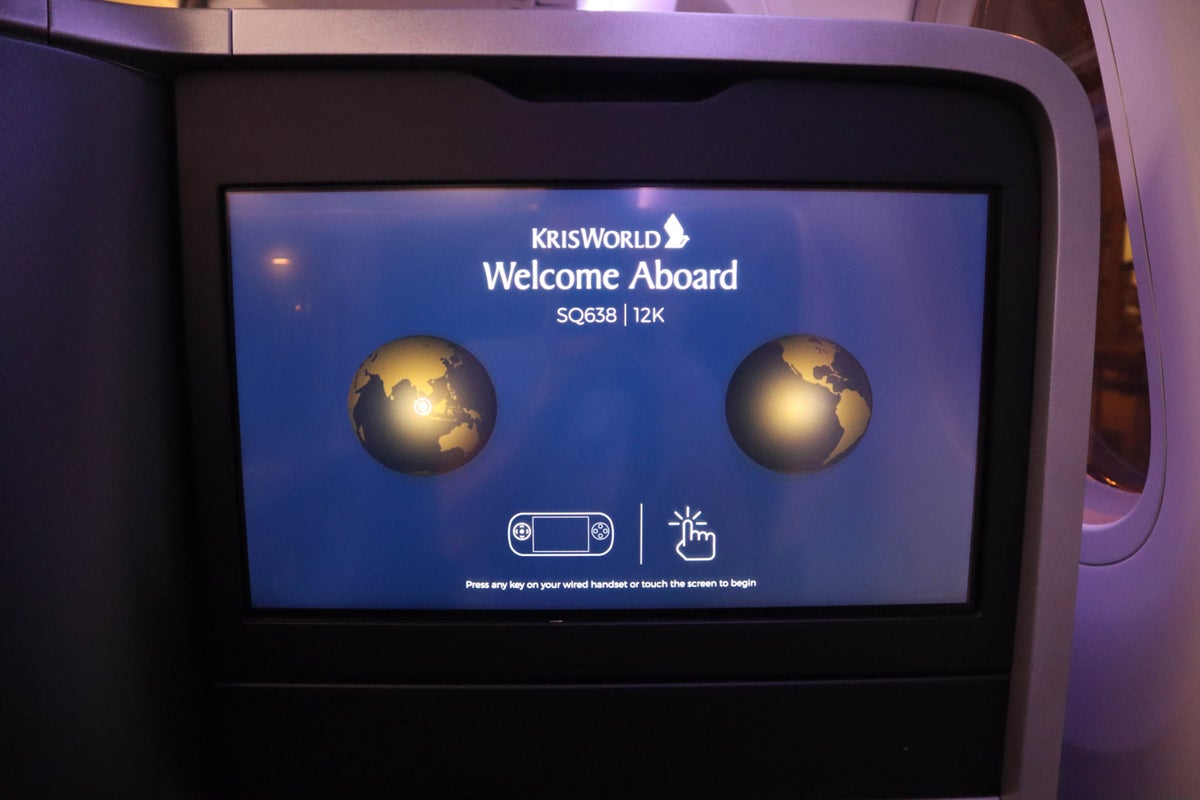 Singapore Airlines Boeing 787-10 Regional Business Class: 18 inch HD Touch Screen
