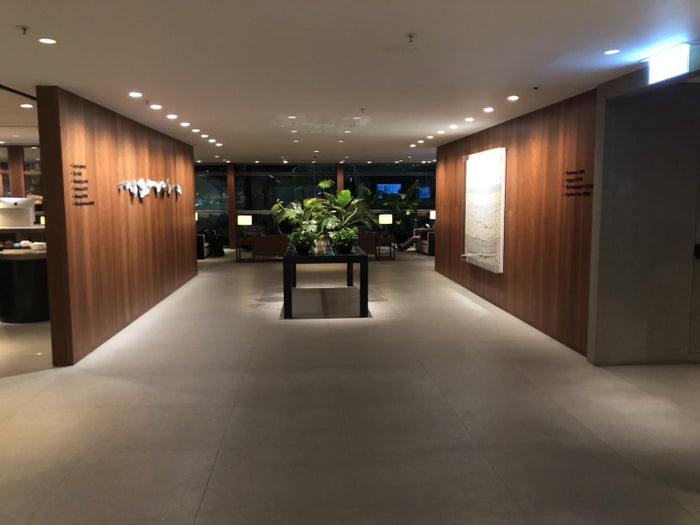 The Pier, Business at Hong Kong International Airport main hallway