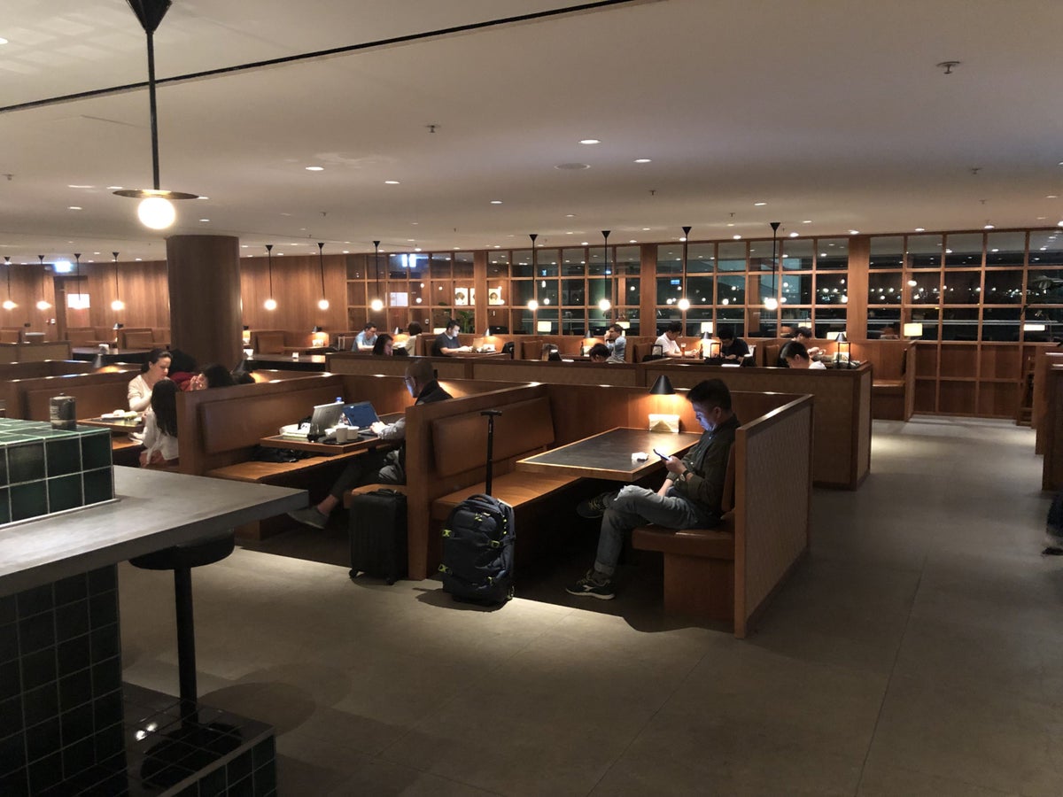 The Pier, Business Class Lounge at Hong Kong International Airport [Review]