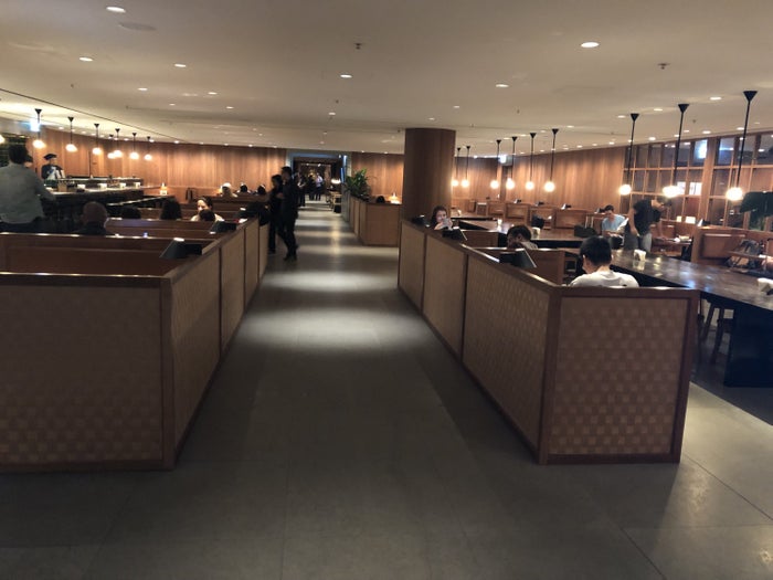 The Pier, Business at Hong Kong International Airport noodle bar seating