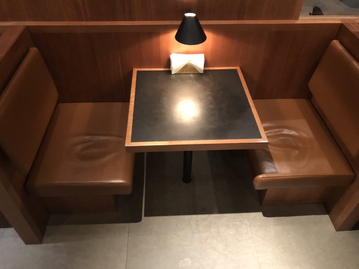 The Pier, Business at Hong Kong International Airport noodle bar table seating