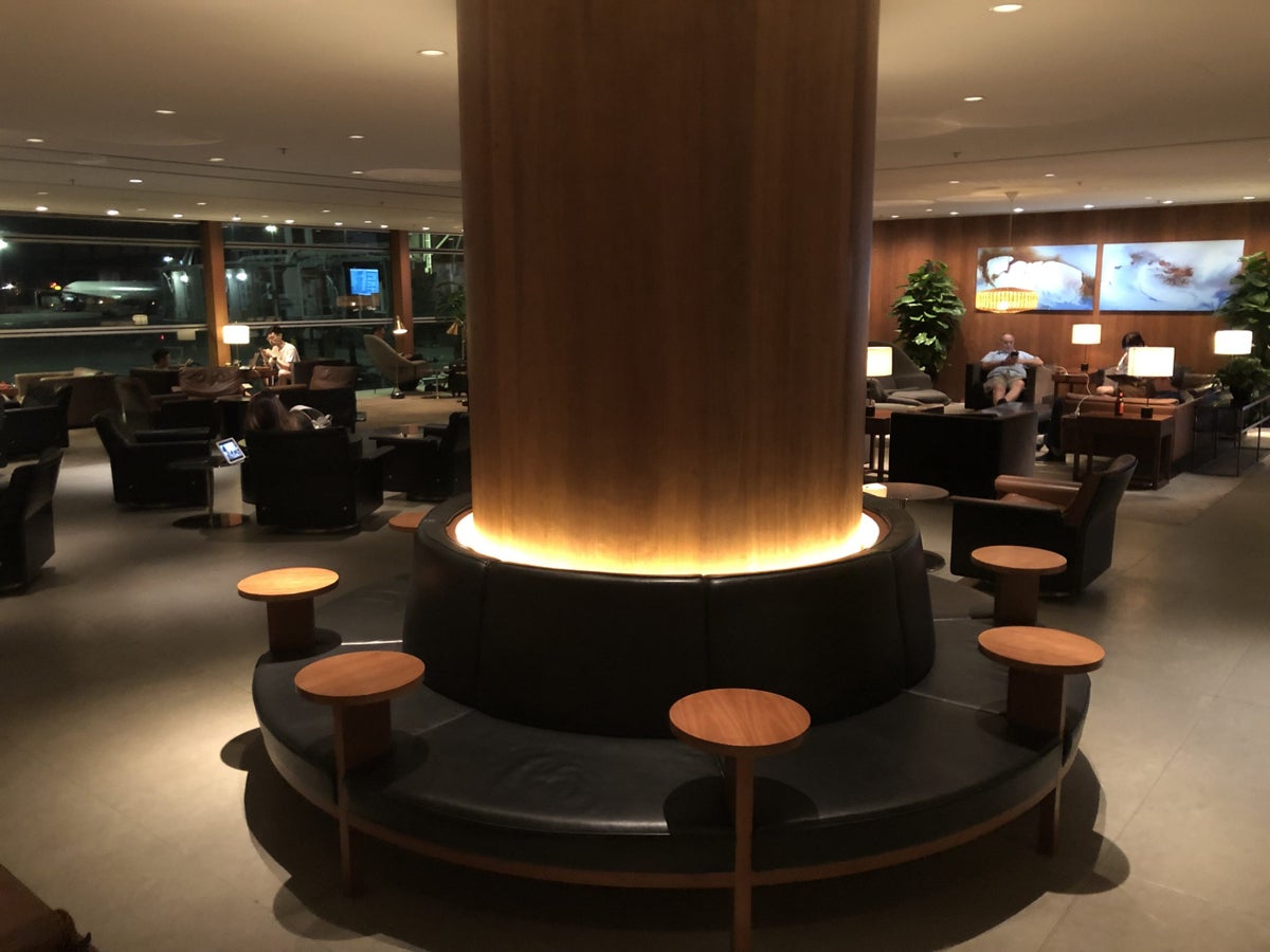 The Pier, Business at Hong Kong International Airport seating area pillar