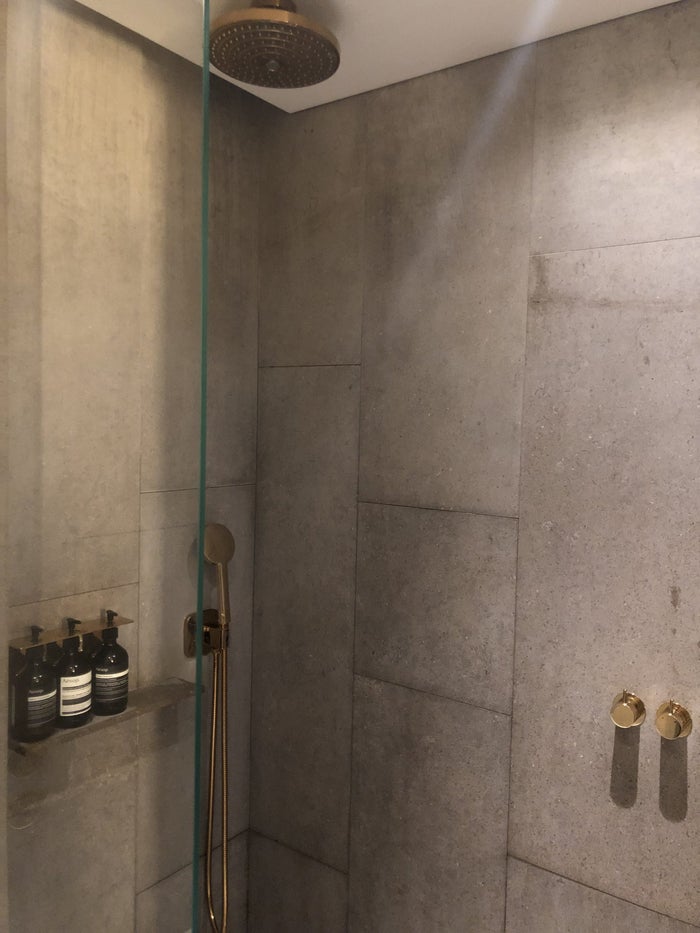The Pier, Business at Hong Kong International Airport shower