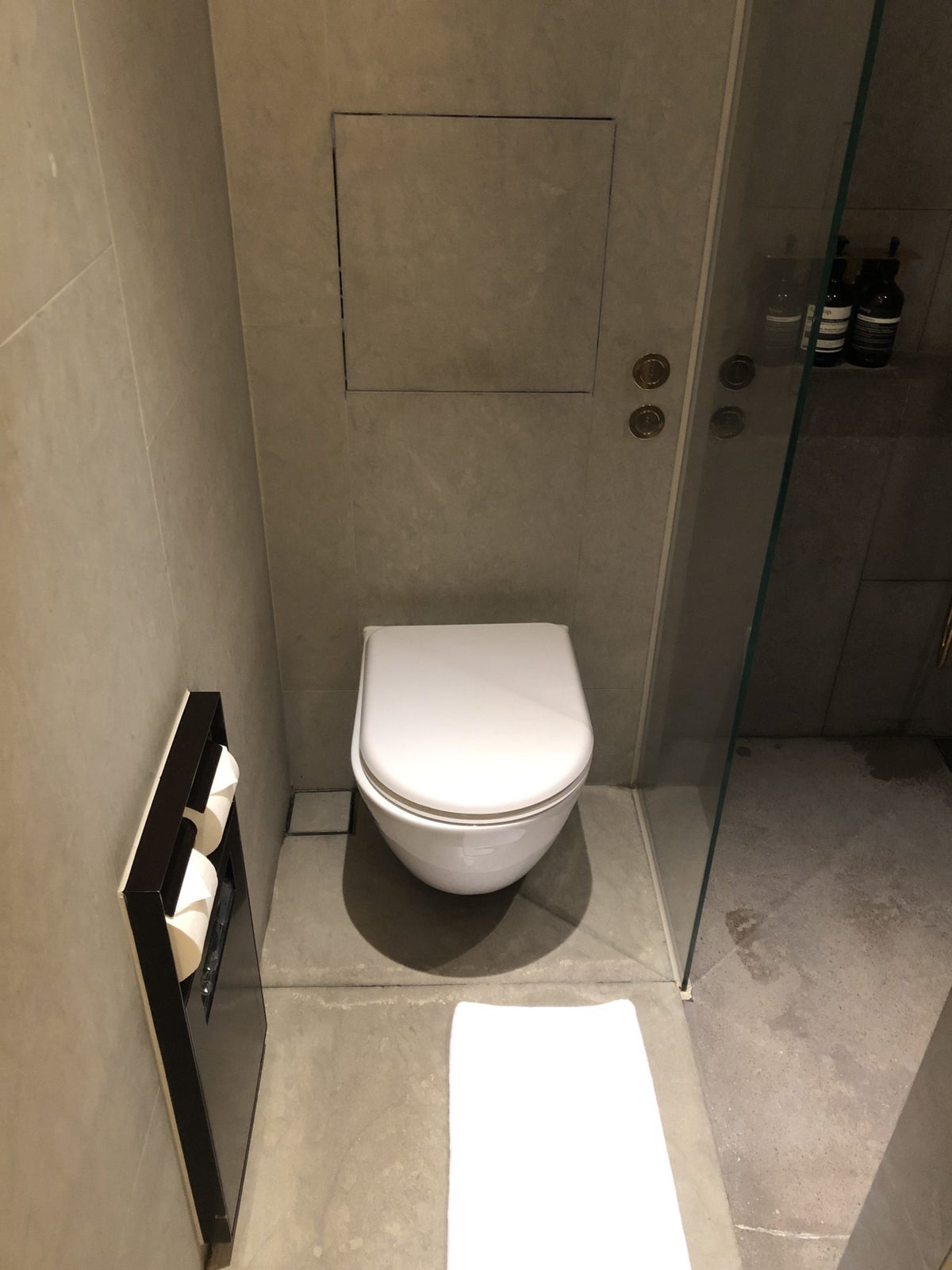 The Pier, Business at Hong Kong International Airport shower suite toilet