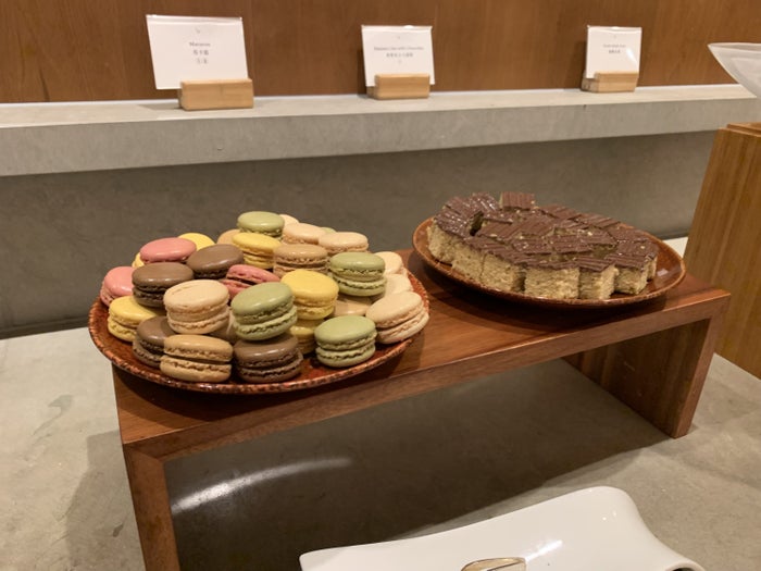 The Pier, First Lounge at Hong Kong International Airport macarron bar