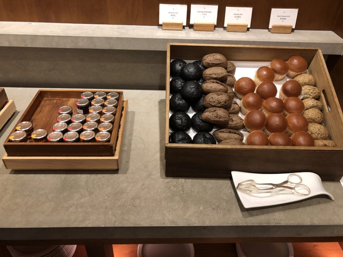 The Pier, First at Hong Kong International Airport bread and preserves