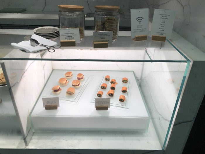 The Wing, Business at Hong Kong International Airport coffee loft finger food