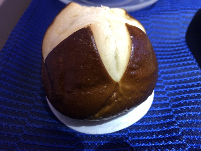 United Polaris 787-10 dinner roll