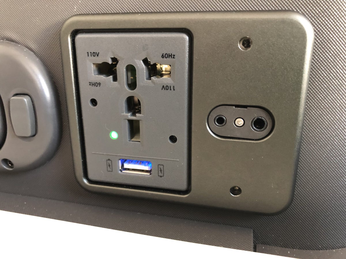 United Polaris 787-10 power outlet and headphone jack