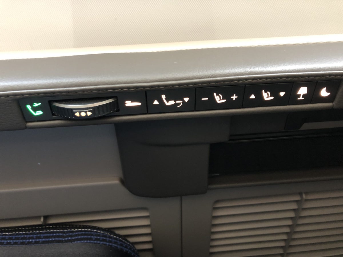 United Polaris 787-10 seat controls
