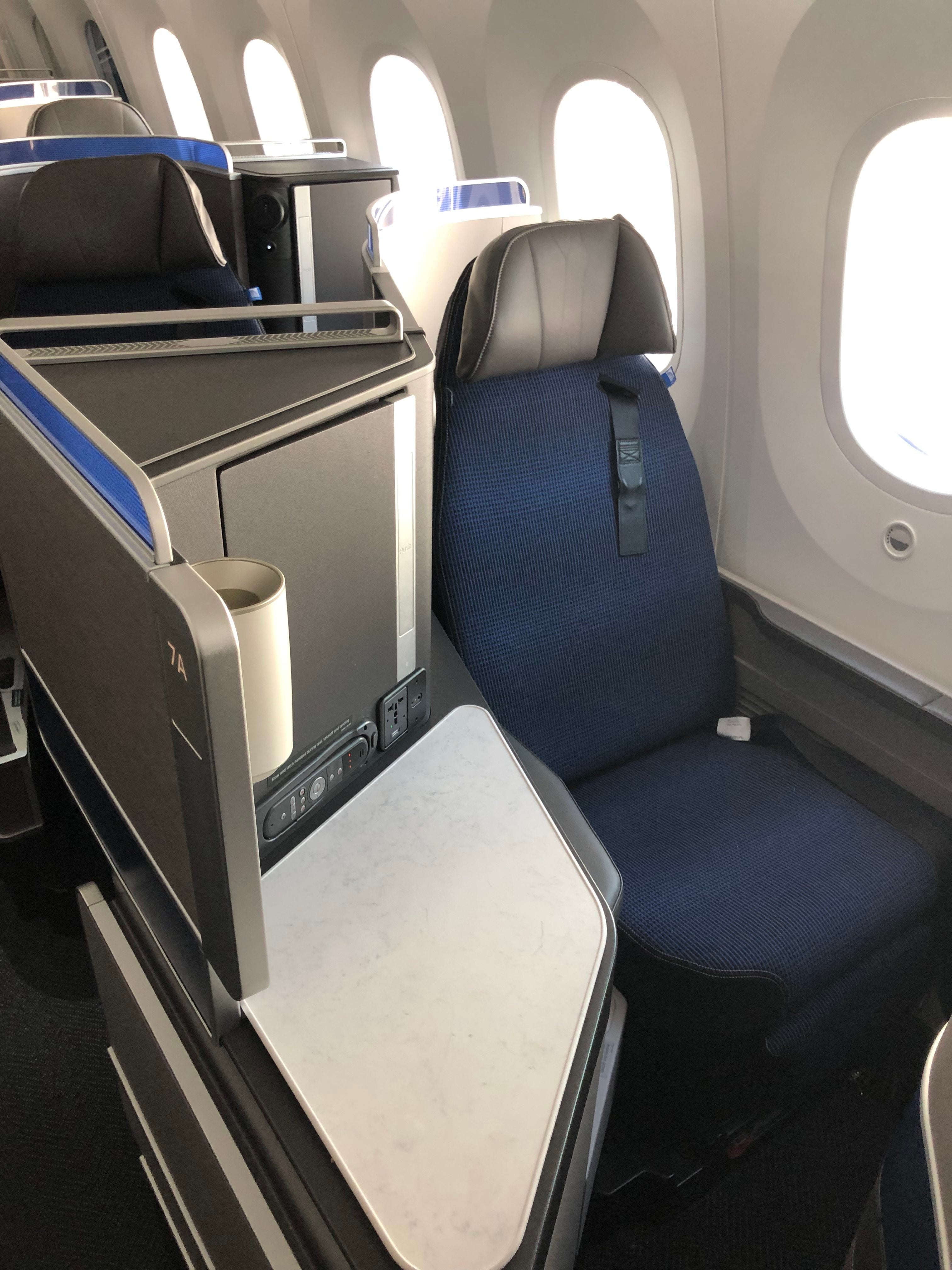 The 10 Best Domestic First and Business Class Airlines [2023]