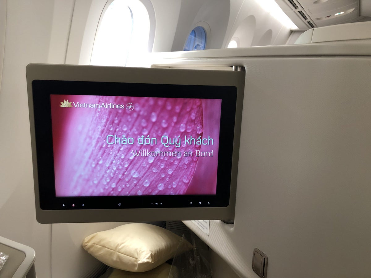 Vietnam Airlines 787-9 business class in flight monitor 2