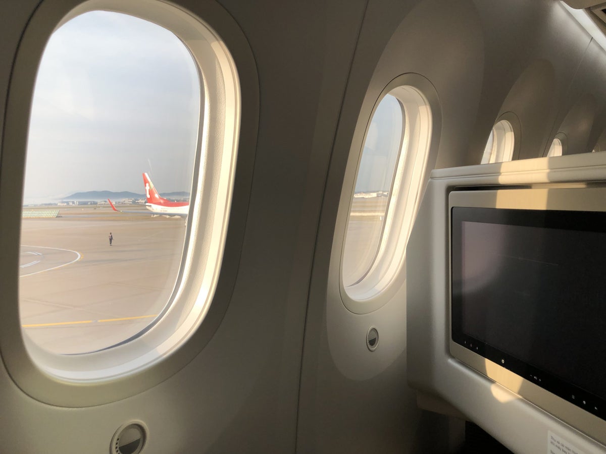 Vietnam Airlines 787-9 business class windows