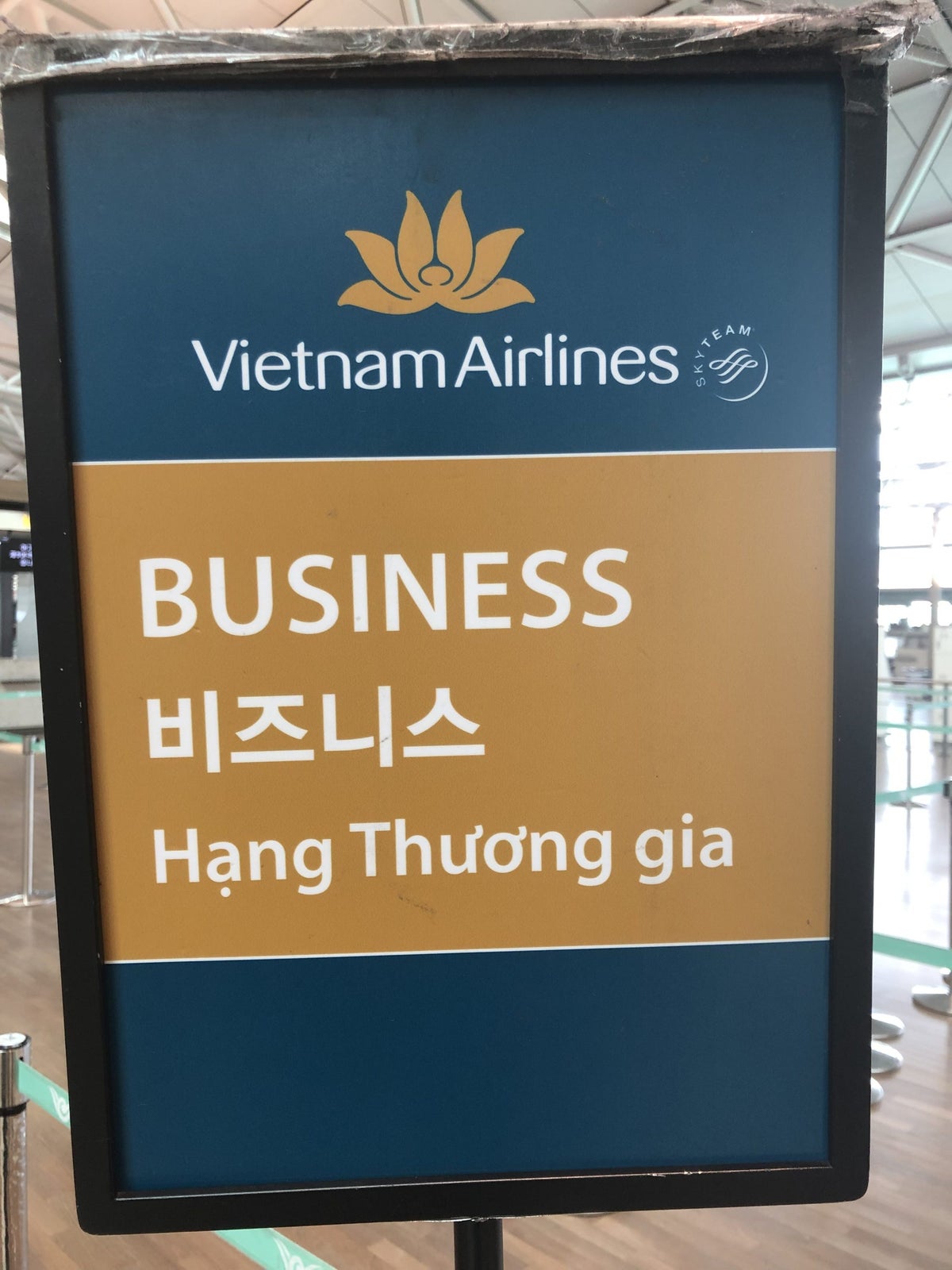 Vietnam Airlines business class check in signage