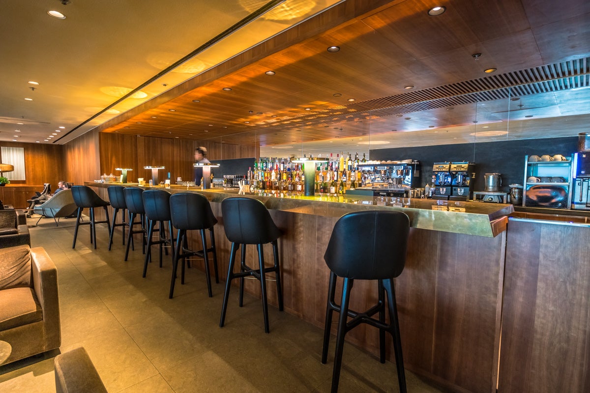 Cathay Pacific Lounge Hong Kong - The Pier - Cocktail Bar
