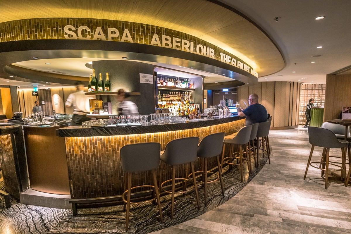 Plaza Premium First Lounge Hong Kong - AeroBar & Whisky Experience
