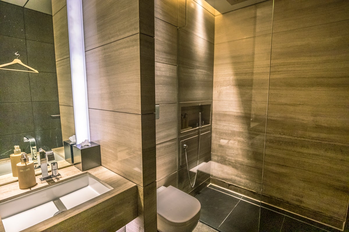 Cathay Pacific Lounge Hong Kong - The Wing - Shower Room