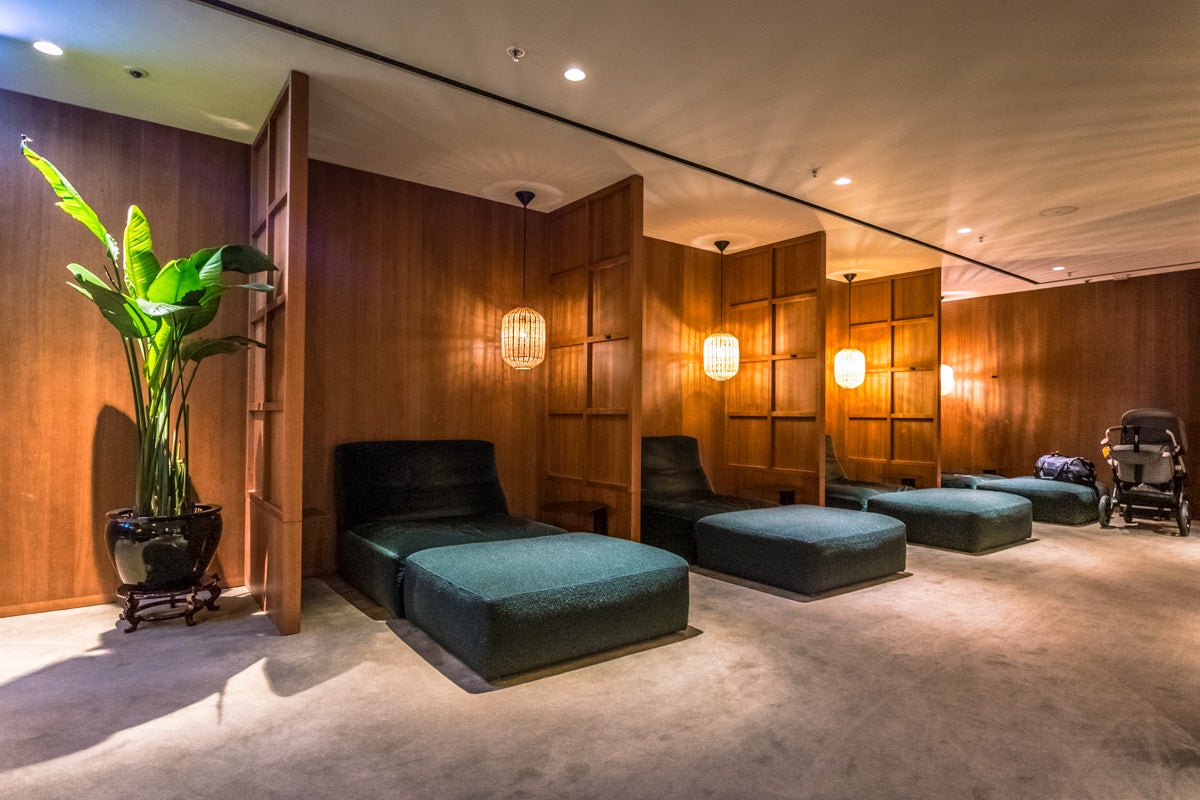 Cathay Pacific Lounge Hong Kong - The Pier - Relaxation Zone