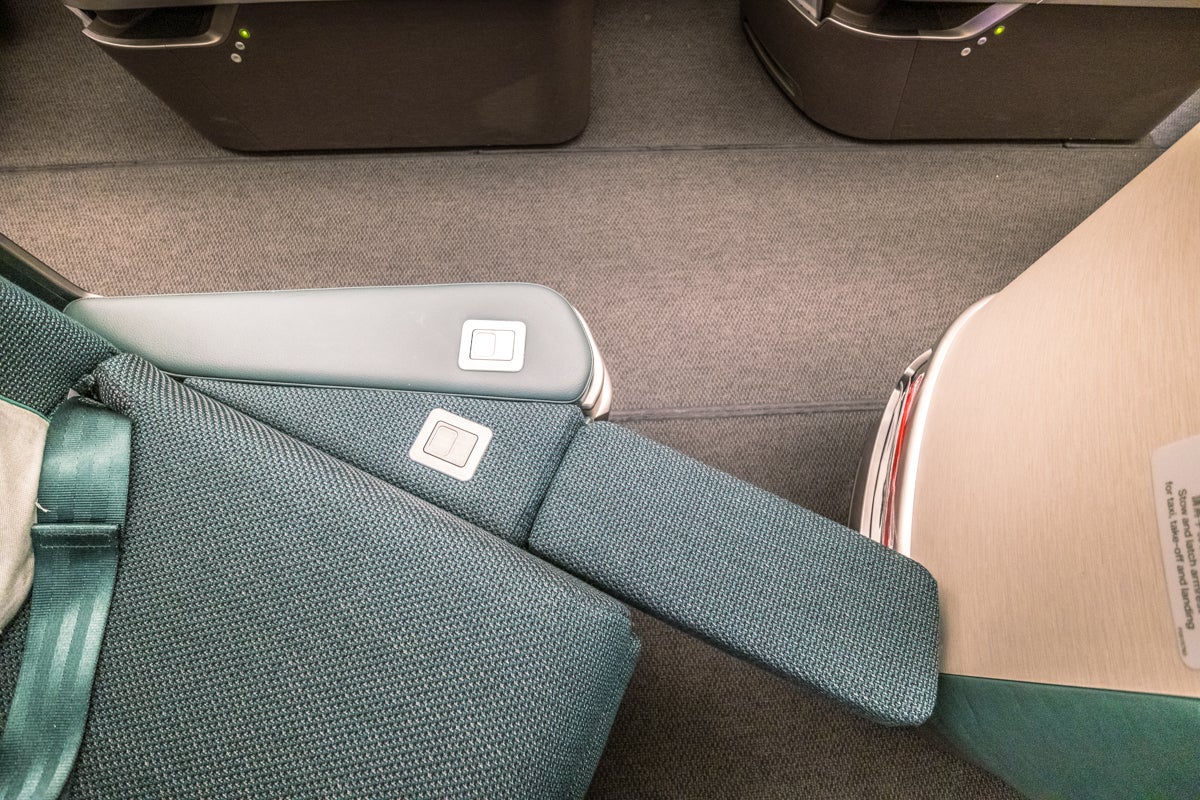 Cathay Pacific Airbus A350-1000 Business Class Review [HKG > AMS]