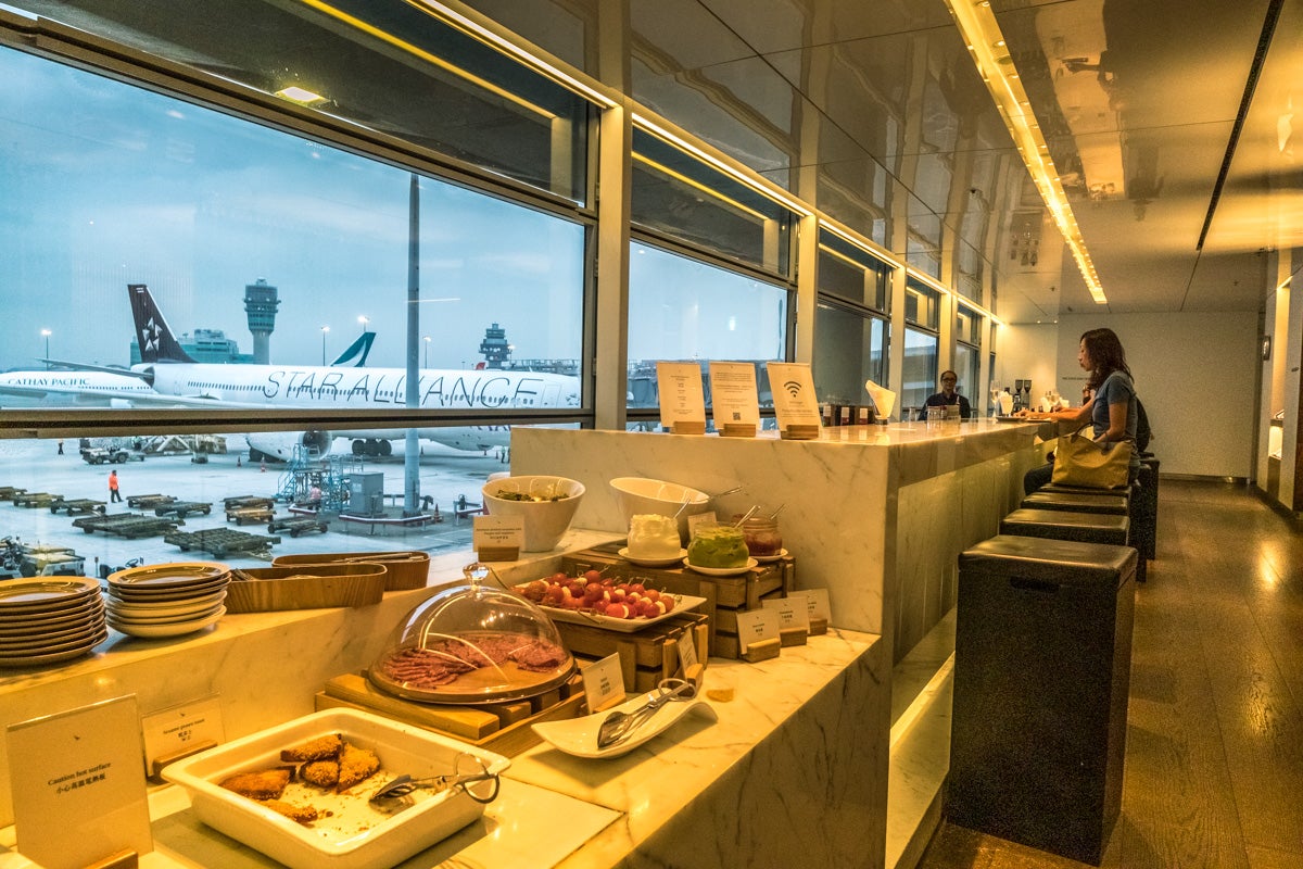 Cathay Pacific Lounge Hong Kong - The Bridge - Long Bar Snacks