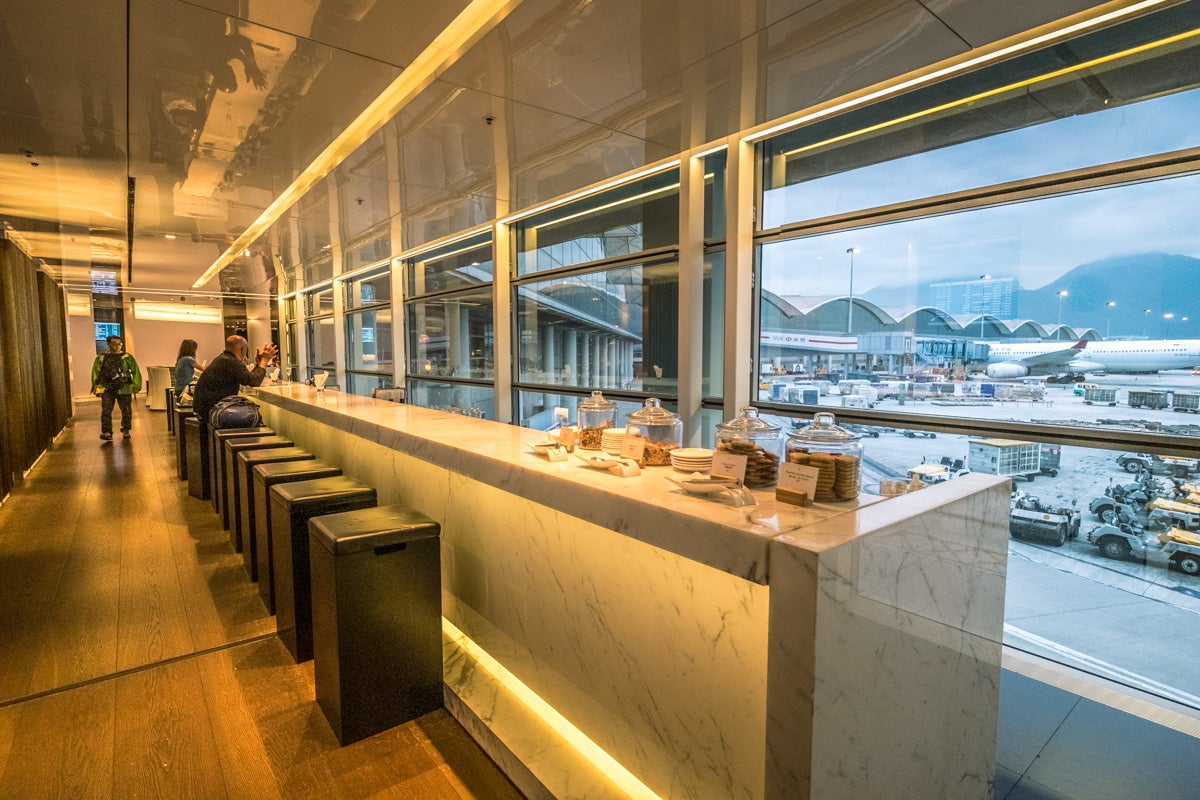 Cathay Pacific Lounge Hong Kong - The Bridge - Long Bar