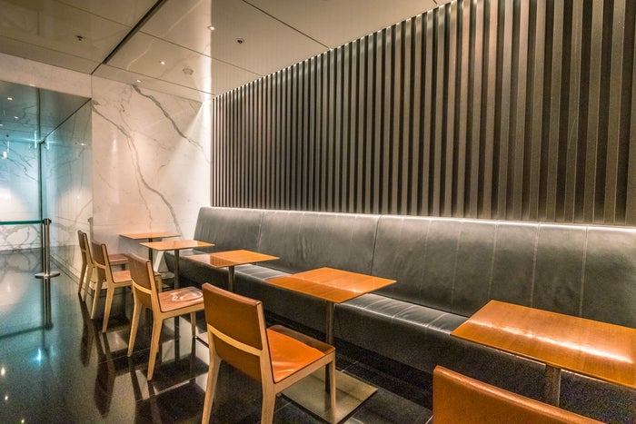 Cathay Pacific Lounge Hong Kong - The Bridge - Bistro Seating